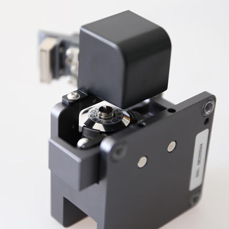 High-Precision Fiber Optic Cleaver