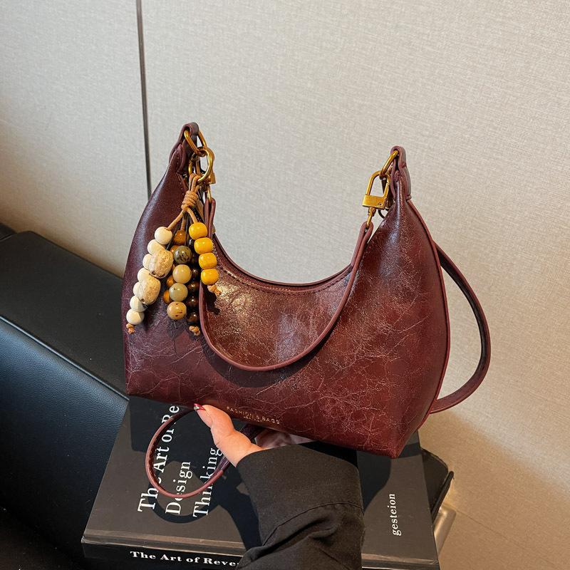 

Retro soft leather commuter armpit bag women s foreign versatile shoulder messenger bag 2025 new hand-carried baguette bag [Send pendant]