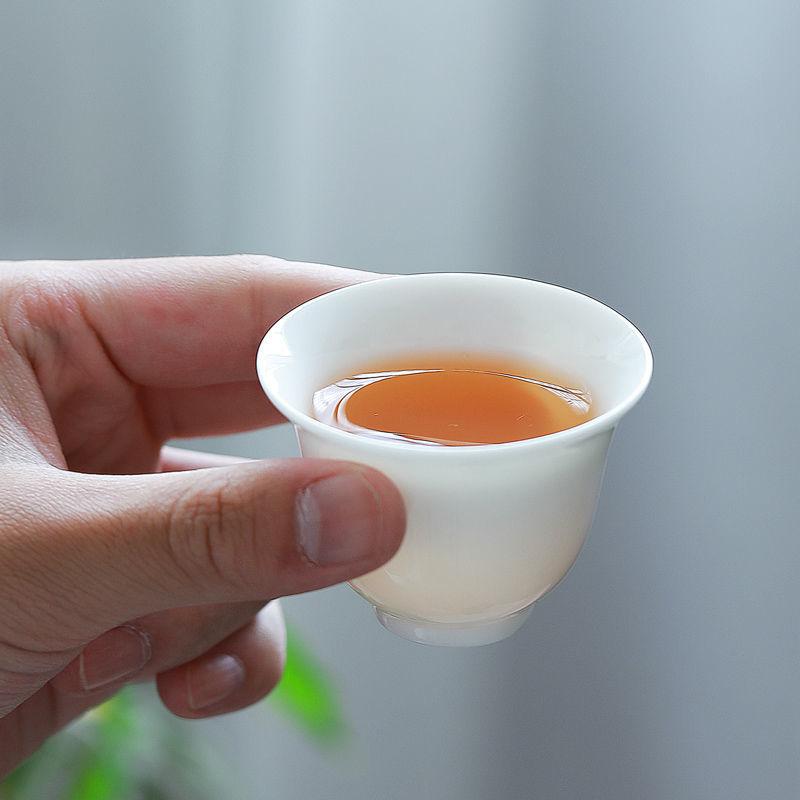 Skopový tuk Jade bílý porcelánový čajový šálek Čínský čajový set kung-fu Keramický mistrovský šálek obrys ve zlatém šálku pro domácnost voda