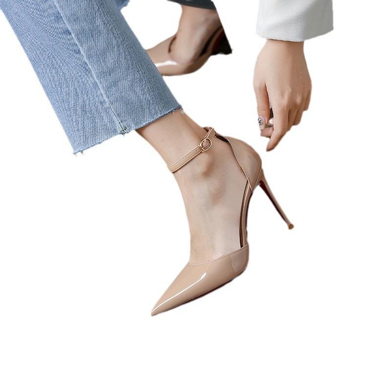 Jaro a léto 2024 nové lakované lodičky s přezkou na jedno slovo dámské tenké podpatky sexy špičaté černé duté sandály s krytou špičkou