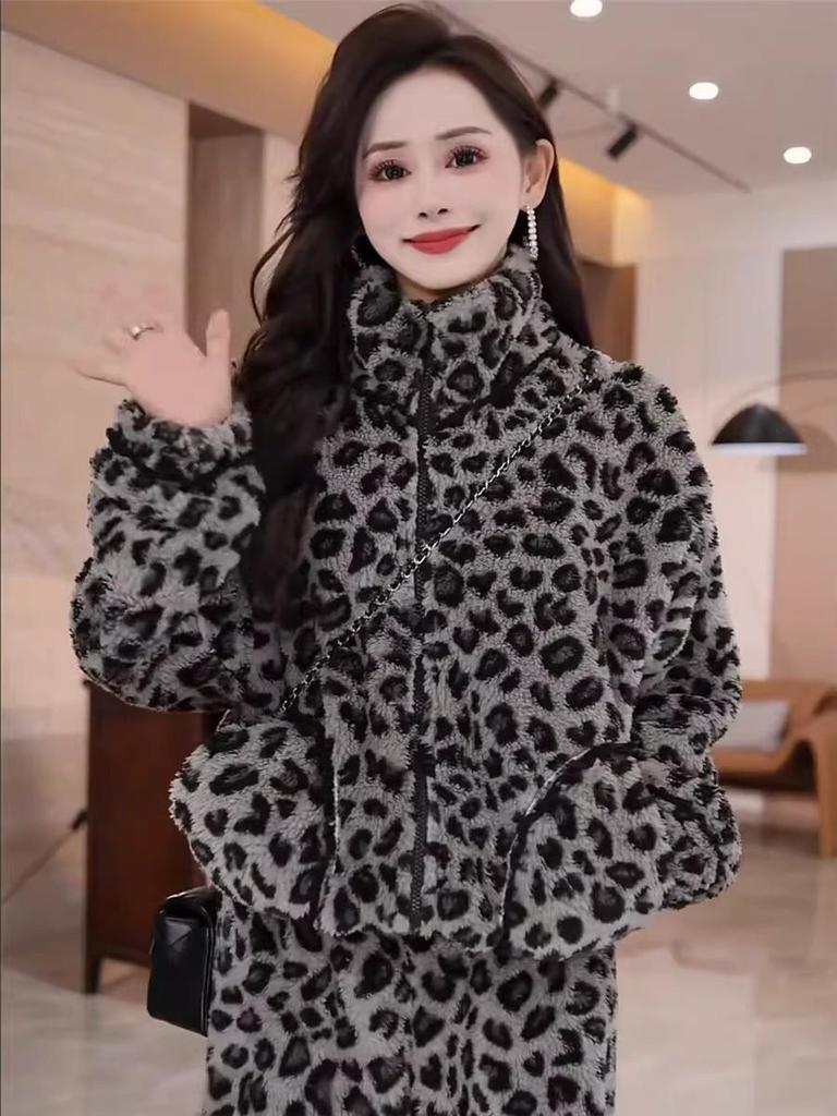 Double-Sided Coral Fleece Thick Pajama Set for Women - Winter 2025 Casual Fashion, Suitable for Indoor and Outdoor Wear.