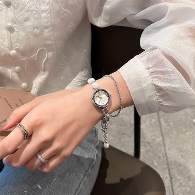 Neues Nischen-Stahlarmband Kleine Runde Uhr Schlichtes Temperament Perle Mode Damenuhr