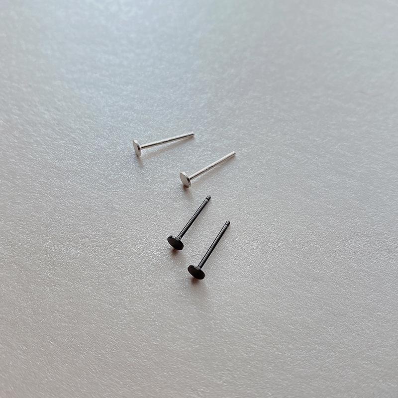 Minimalistische goldene und schwarze Ohrstecker für Männer und Frauen - Klein, High-Sense Punk-Stil