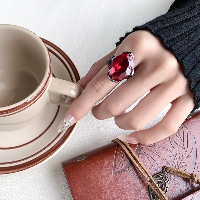 Jewelry Copper Bottom Gold-Plated Simulation Corundum Egg-Shaped Black Gold Light Luxury Ring Women 15 * 20