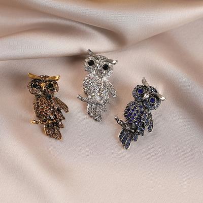Die mit Diamanten besetzte Eulenbrosche strahlt einen Hauch von exklusivem, leichtem Luxus und Exklusivität aus.. Es handelt sich um eine Retro-Tierbrosche mit Diamantenbesatz.
