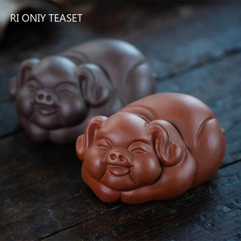 

Yixing Sculpture Purple Clay Tea Pet Chinese Zodiac Pig Statue Ornaments Animal Tea Figurine Crafts Handmade Tea Set Decoration 8.9x6.2cm