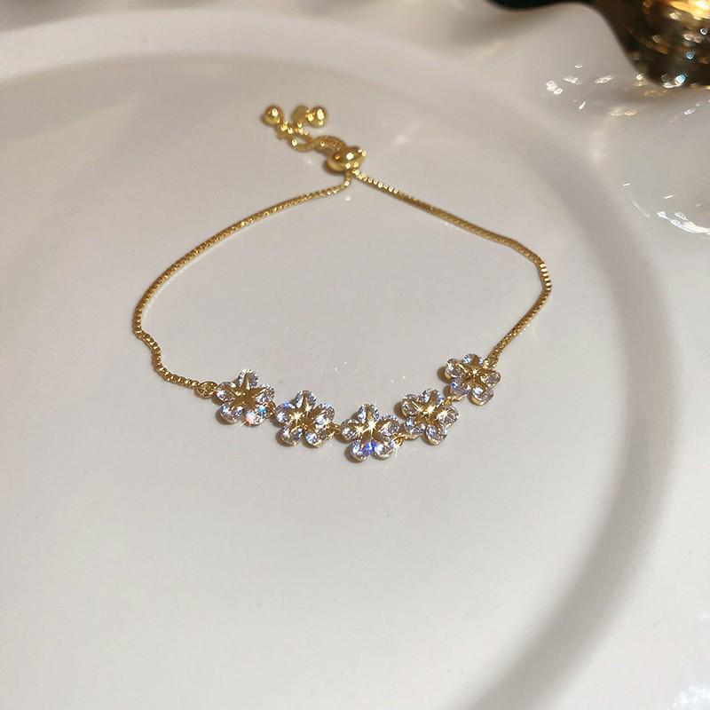 Exquisite Zirconia Star Flower Bracelet: Fashionable, Versatile, and Elegant Women's Hand Jewelry