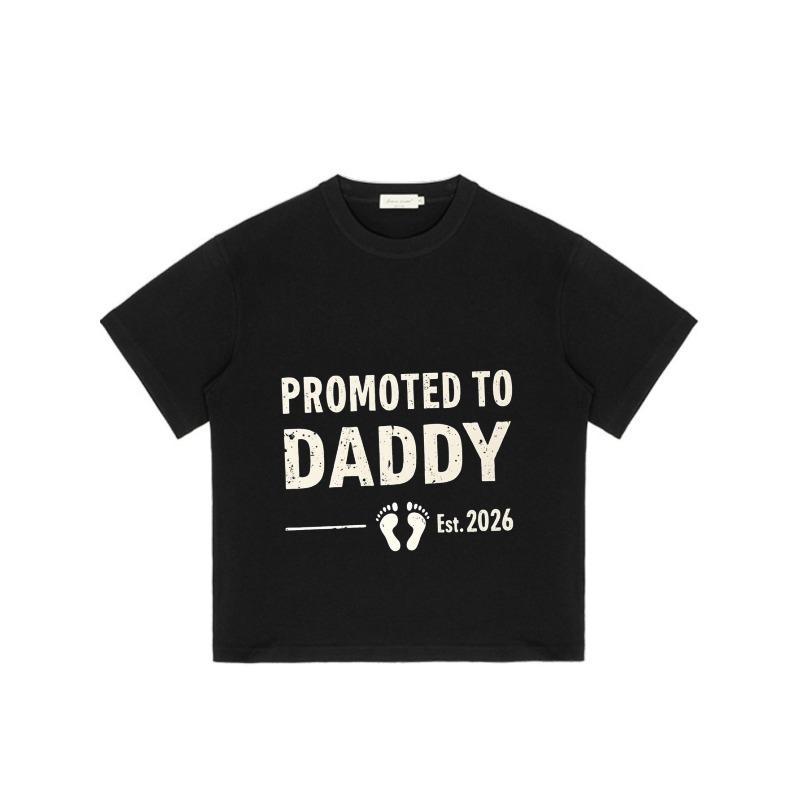 T-Shirt „Befördert zum Papa“ mit schwarzem Text und Babyfußabdruck – Geschenk zur Vaterschaftsankündigung für werdende Väter (2026)