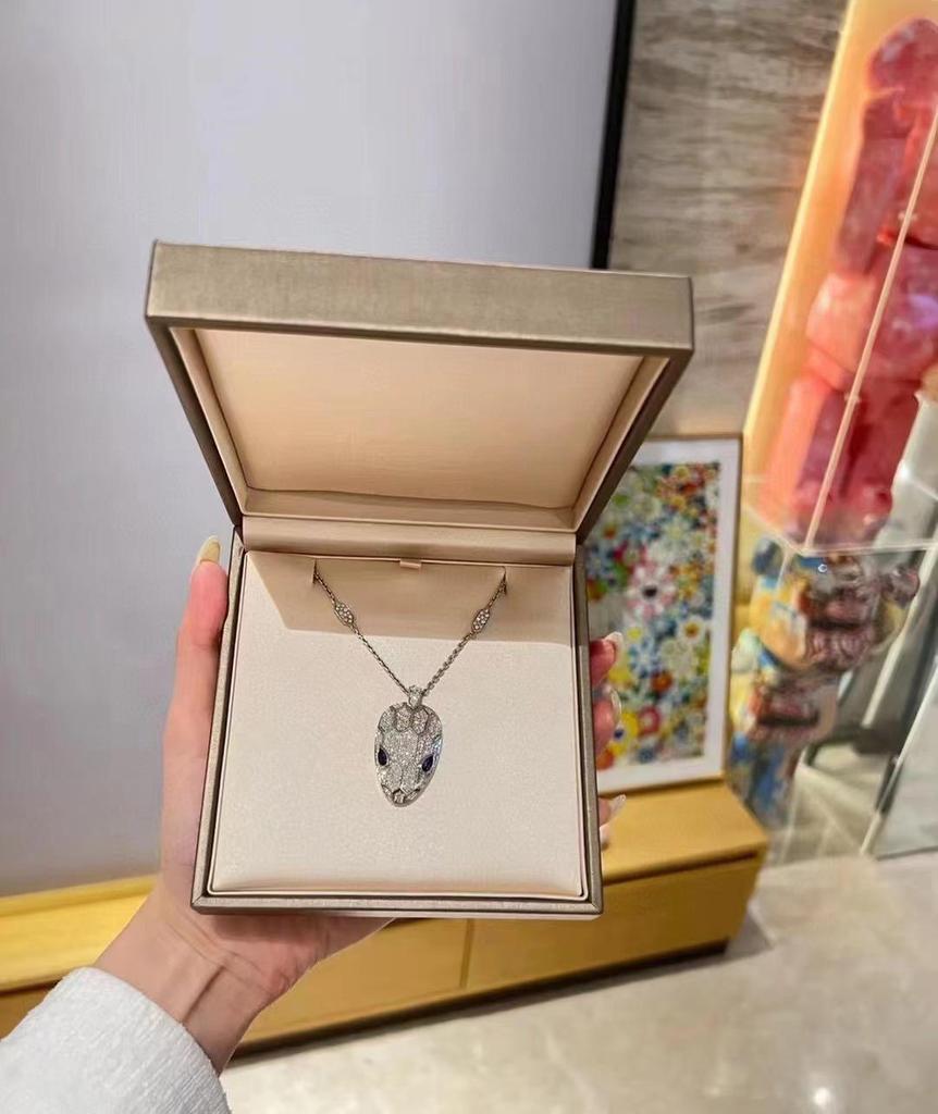 Ju Jingyi and Wu Lei Snake Head Necklace: Diamond-Studded, Gold-Plated V-Clavicle Chain, Exuding Light Luxury and Unique Style.