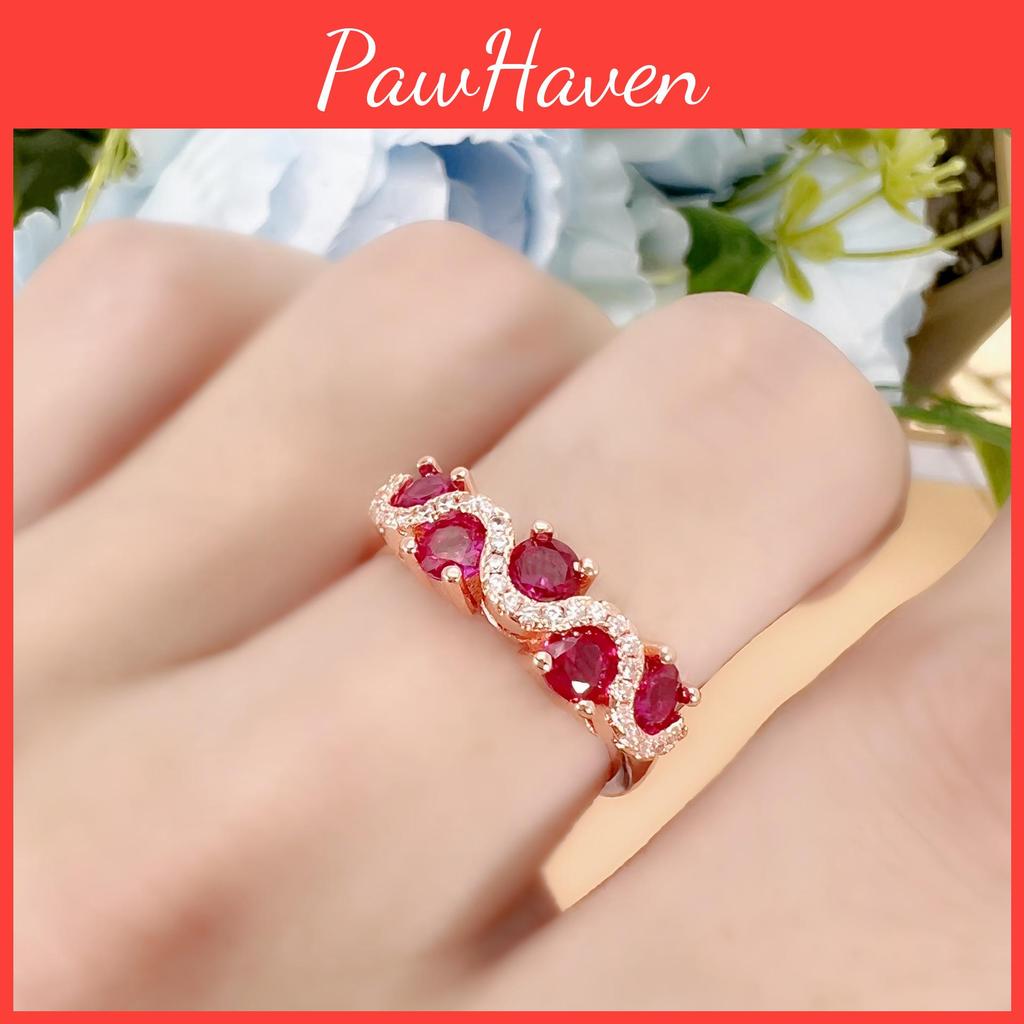 Bague tendance en diamant rouge de couleur or rose, style géométrique avec un design torsadé entrelacé
