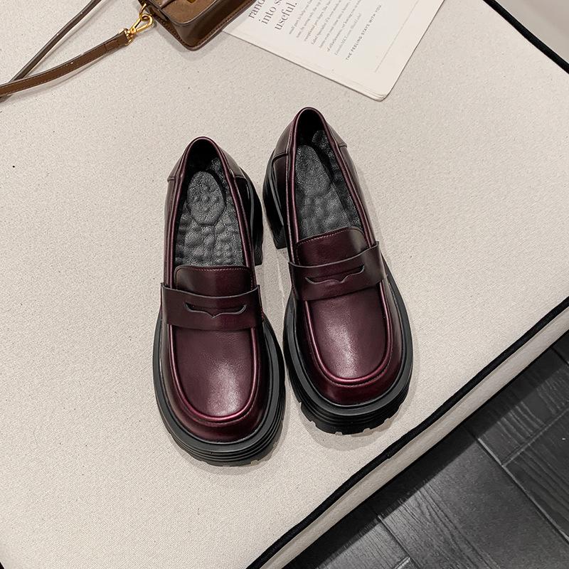 Damen Retro Leder Slipper im britischen Stil mit verstecktem Absatz, Trend Frühjahr 2025.