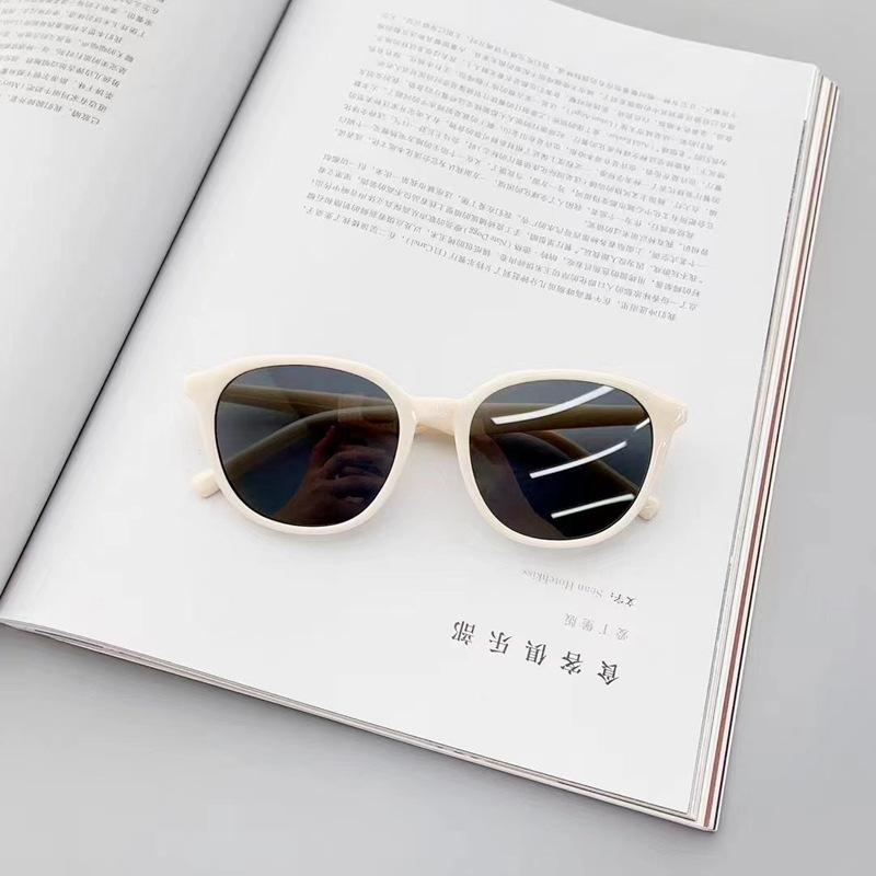 Retro Milky White Cat-eye Sunglasses for Women with Square or Round Faces, Slimming and Stylish, Sun Protection for Seaside Vacations, Popular Online
