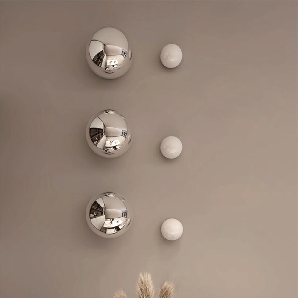 Boule décorative murale sphérique moderne en métal plaqué, imitation miroir, sans clous, pour une décoration intérieure esthétique à suspendre.