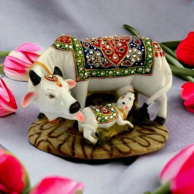 Indyjska Dekoracyjna Figurka Krowy i Cielęcia z Polyresinu | Kamadhenu Gau MATA Murti Dekoracja Domu | Prezent na Szczęście Figurka