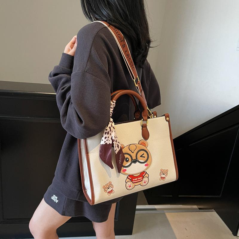 Niche Design Bag Women's New Cute Bear Large-capacity Tote Bag Portable Shoulder Messenger Bag