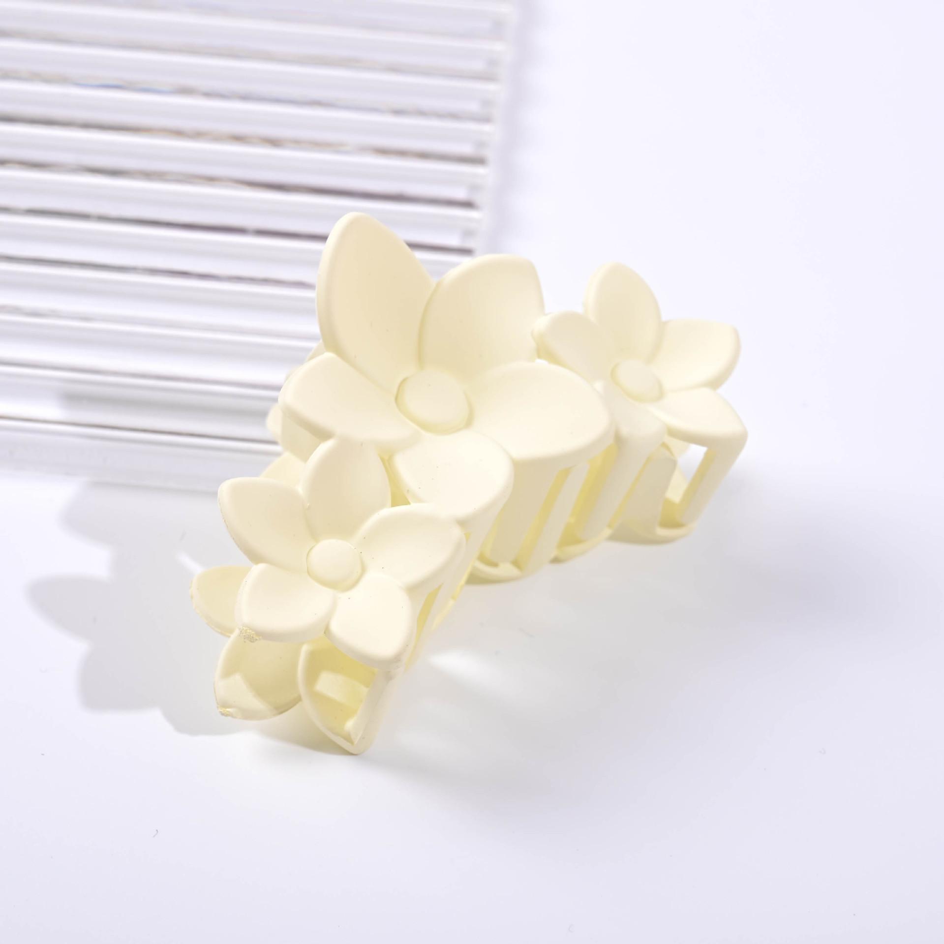 

Женская заколка-краб для волос в виде простого цветка среднего размера, многоцветная, подходит для повседневного использования, модный аксессуар для волос в подарок бежевый