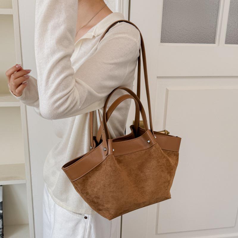 2026 Women's Retro Suede Tote: Large Capacity, Versatile Single Shoulder Bag for Autumn/Winter Commuting