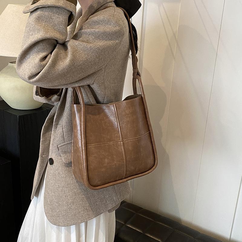 

Жіноча дорожня сумка великої місткості 2024, новинка осені та зими, вибух, висококласна текстурна ніша, сумка-месенджер на одне плече 31*10*26 хакі