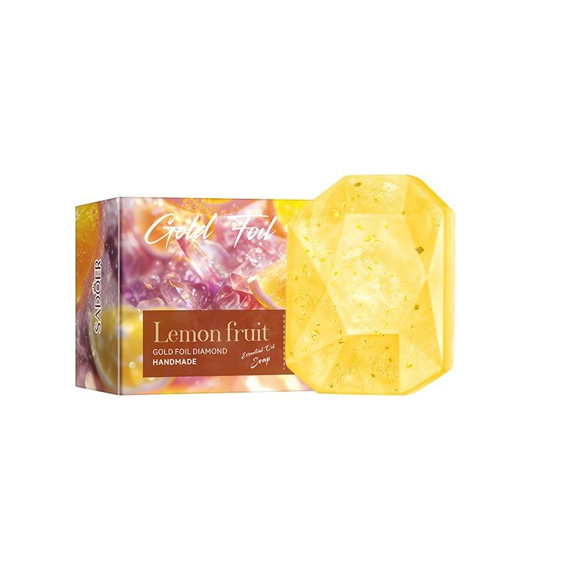 Le savon artisanal à l'huile essentielle Gold Foil Diamond nettoie la peau de la saleté et des impuretés et a un parfum longue durée. Convient à tous les types de peau