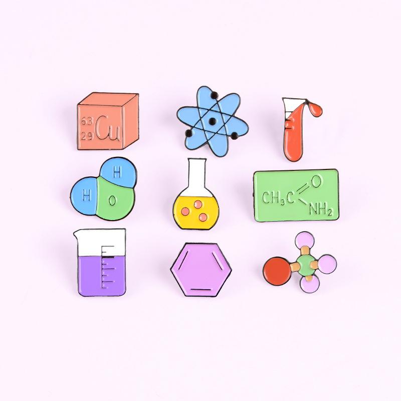 4pcs Cartoon Chemical Badge Cute Element Series Alloy Chest Flower Chemistry Emblem Backpack Accessories Pines Metálicos