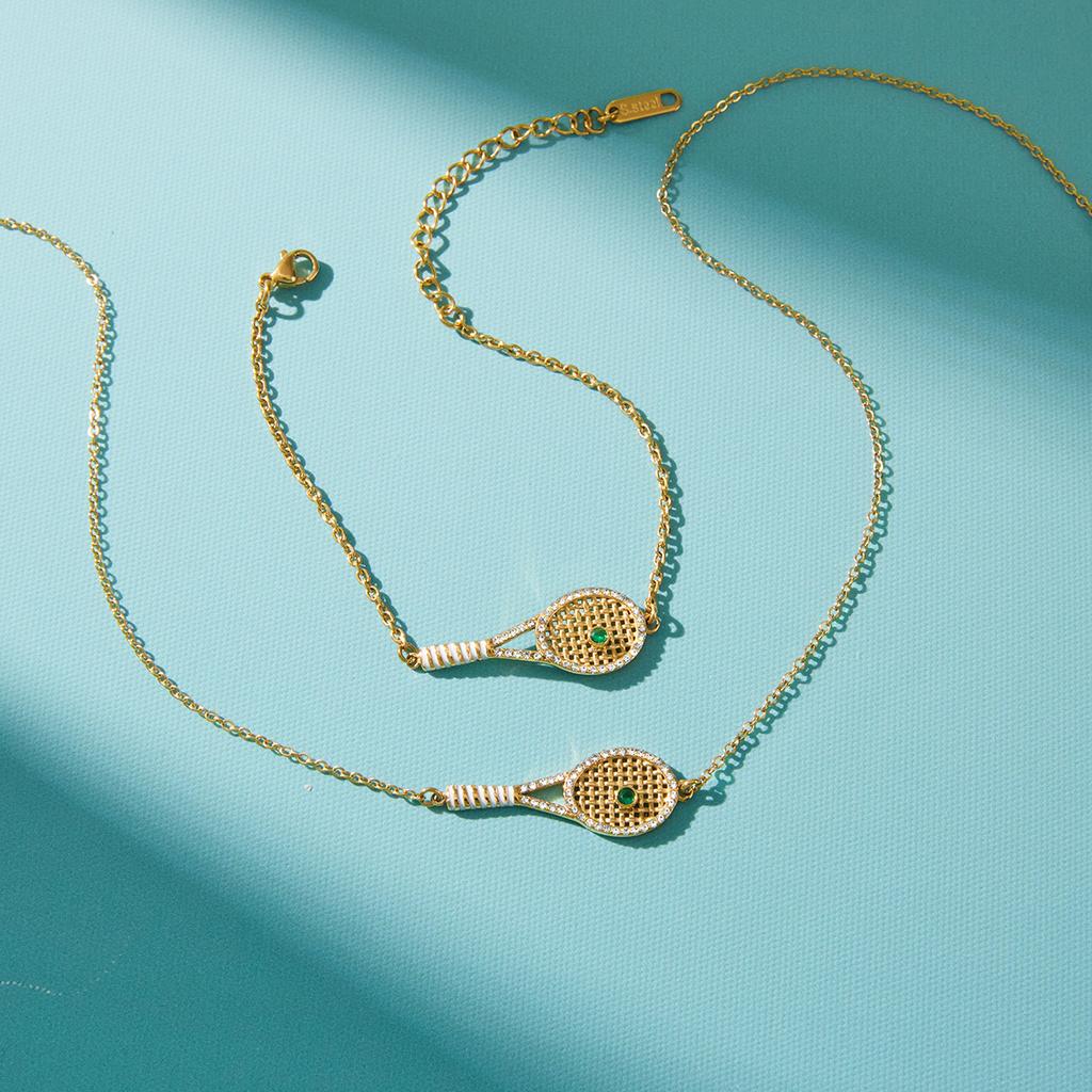 Youthway Set di Gioielli Sportivi in Acciaio Inossidabile Placcato Oro 18K con Ciondolo Racchetta da Tennis in Zircone, Collana e Bracciale per Donna Minimalista