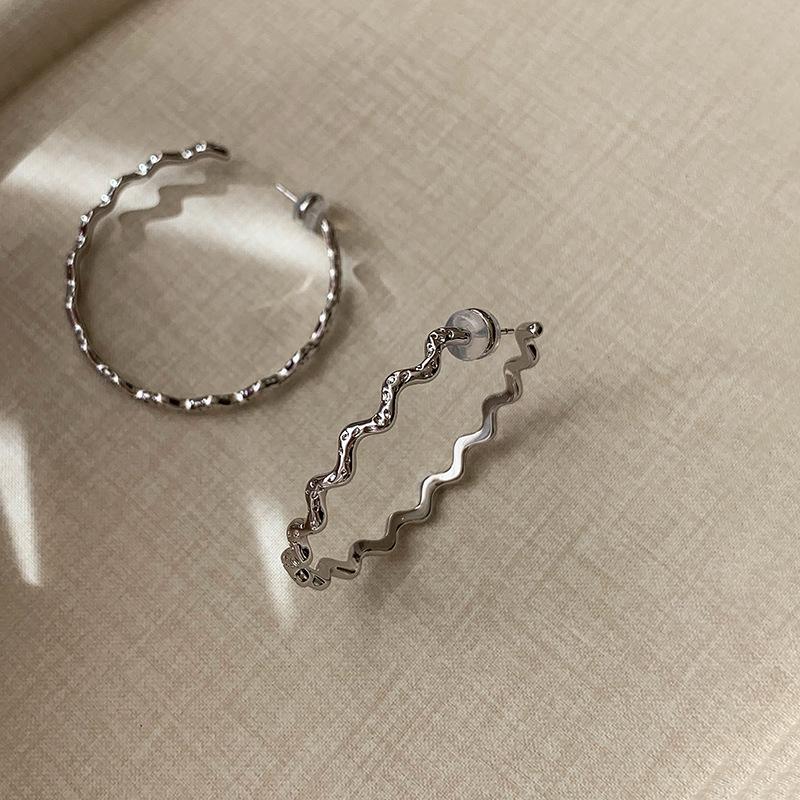 

Серьги-пусеты в виде волны, буквы C Атмосферные серьги Стильные и простые персонализированные серьги