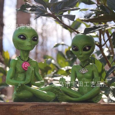 Zen and Yoga Alien Statue Couple Meditation Alien Resin Statuette Ornament