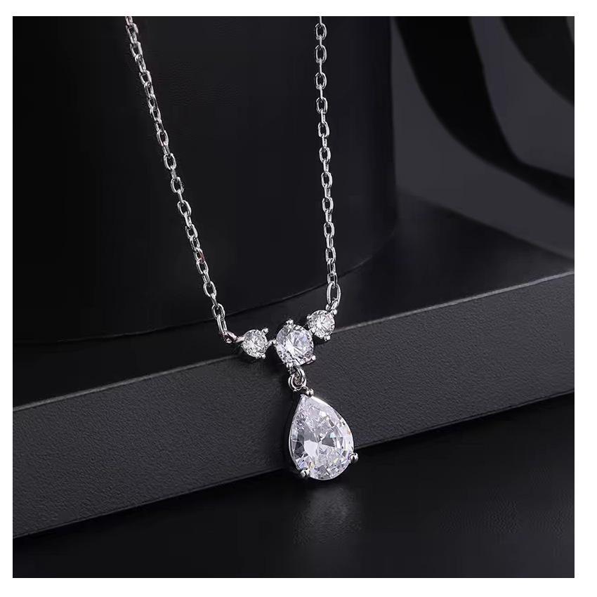 Yaya Water Drop Necklace: S925 Sterling Silver Clavicle Chain with Luxury Design and High-End Pendant.