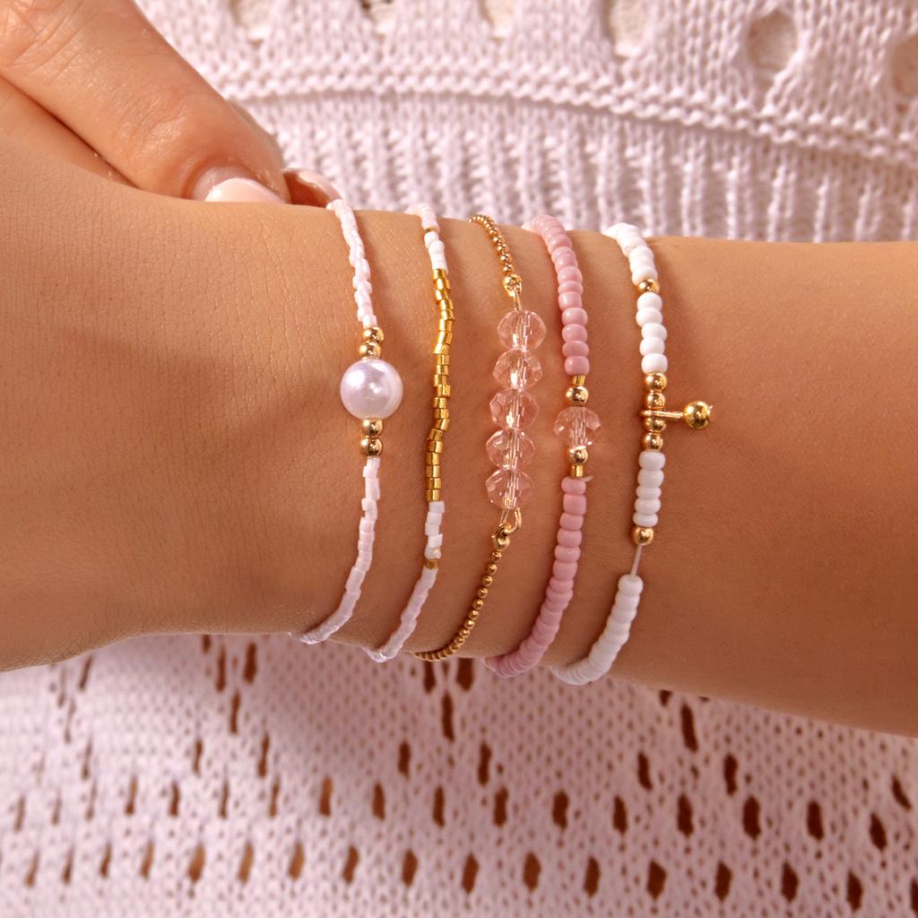 Handgefertigtes rosa Kristall-Reisperlenarmband für Damen, minimalistisches Perlen-Elastikband, Sommerurlaubsparty-Schmuckgeschenk