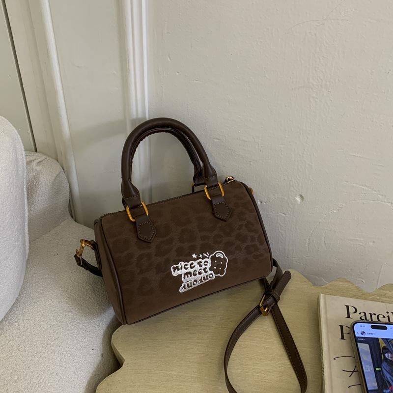 

Premium sense niche bag women s 2025 new suede retro fashion commuter handbag shoulder messenger bag темно-коричневого