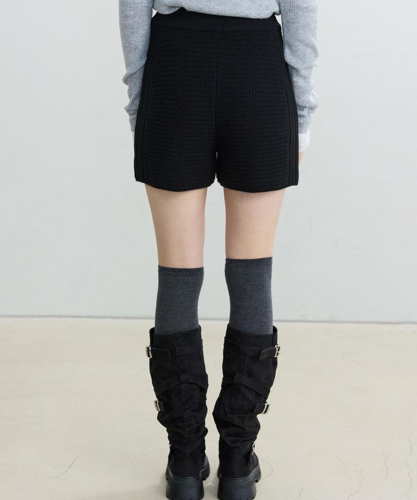 DEETO Tuck Shorts [Black]