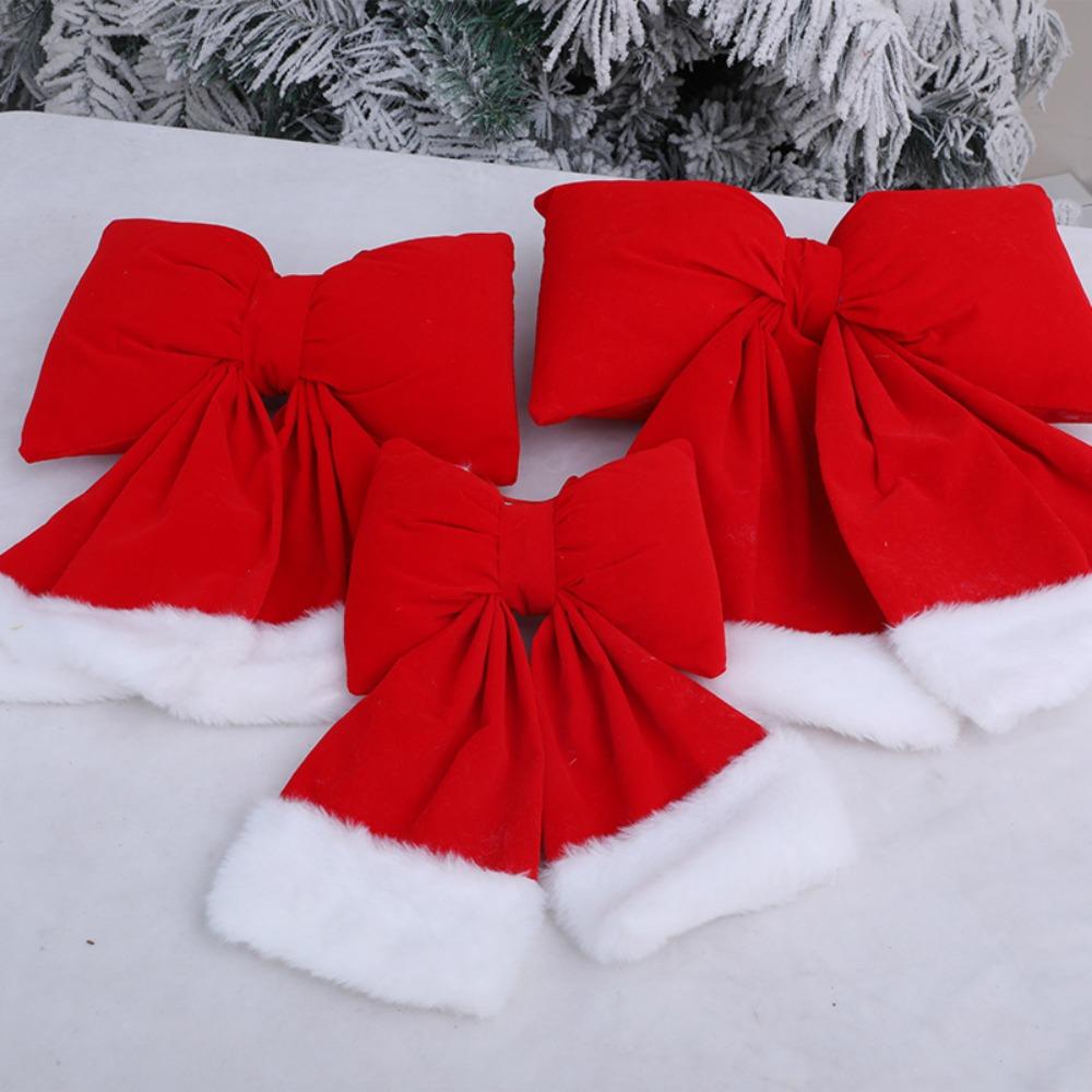 Dekoracje świąteczne, czerwona aksamitna kokarda, wisiorki dekoracyjne, dekoracje witryn sklepowych