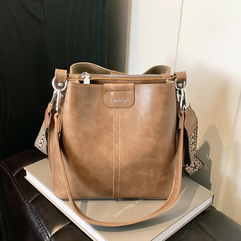 Bag Korean high-end sense versatile bucket bag autumn and winter retro niche design new broadband messenger bag women