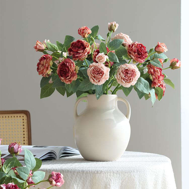 Composizione di Fiori Finti Rosa con Bordi Bruciati Retrò per Decorazione del Soggiorno o del Tavolo da Pranzo