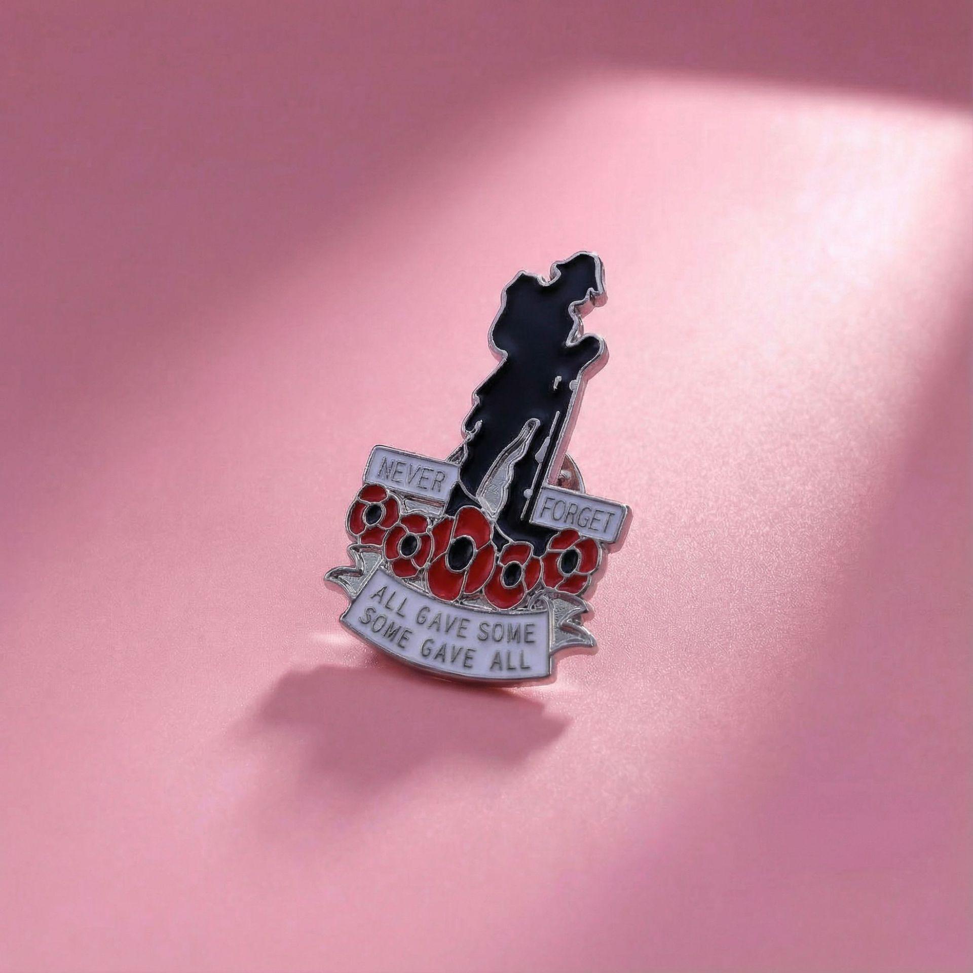 

Памятная брошь-мак с эмалью и стразами Кейт Миддлтон