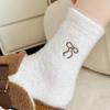 Chaussettes douces en peluche, nœud mignon, chaussettes moelleuses, confort à la maison, chaussettes chaudes, temps froid