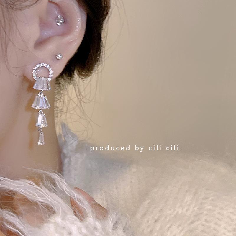 Lange Quastenohrringe mit Zirkonia von Celebrity – elegante, glänzende geometrische Mode für Damen