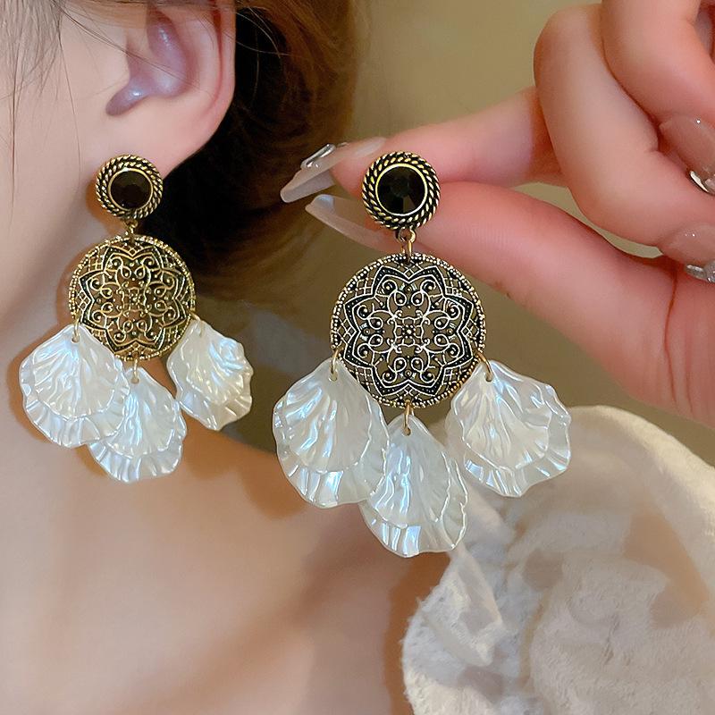 Boucles d'oreilles puces élégantes en argent avec fleurs de perles et pampilles - Mode française haut de gamme polyvalente