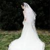 Romantisches Hochzeitskleid mit Schleier Rosa Blüten Verzierungen Schleierlagen Tüll Bandkante Brautschleier