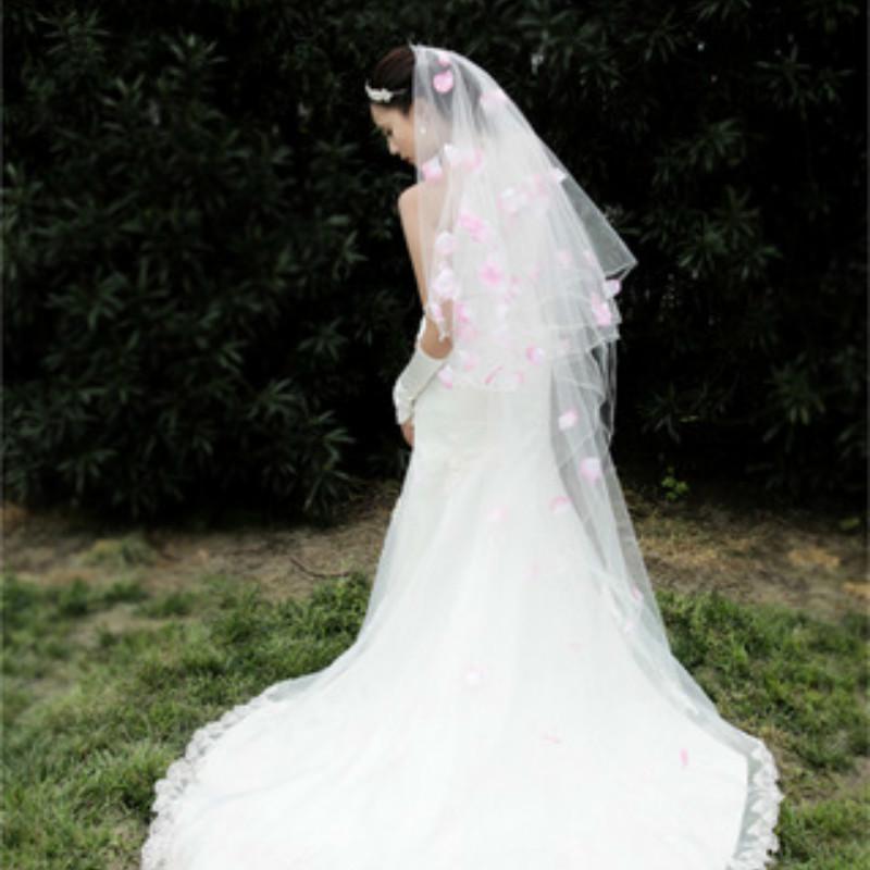Romantisches Hochzeitskleid mit Schleier Rosa Blüten Verzierungen Schleierlagen Tüll Bandkante Brautschleier