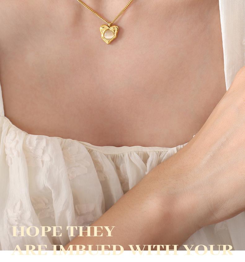 Hong Kong-Style Elegant Heart-Shaped Cat's Eye Stone Pendant Necklace On Gold-Plated Clavicle Chain.
