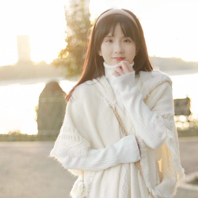 Handgestrickter Schal und Klimaanlagen-Cape im Ethno-Stil mit Quasten