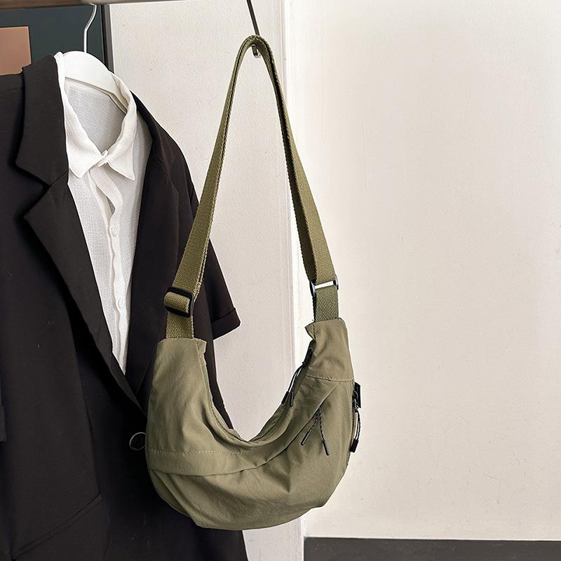Japanese literature and art 2026 dumpling bag large capacity new fashion commuter messenger bag solid color shoulder bag