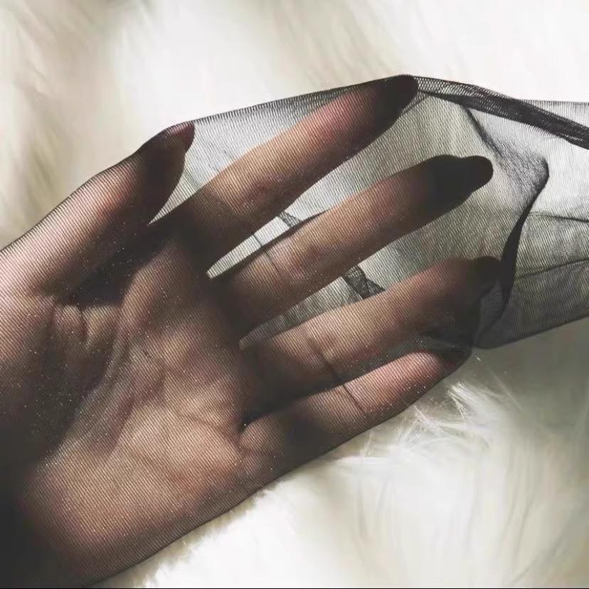 Pure desire weiß glänzend perlmuttartig Strümpfe dünn geschlossene Akte sexy schwarz und grau Seidenjumpsuits Socken übernatürliche Nacktheit