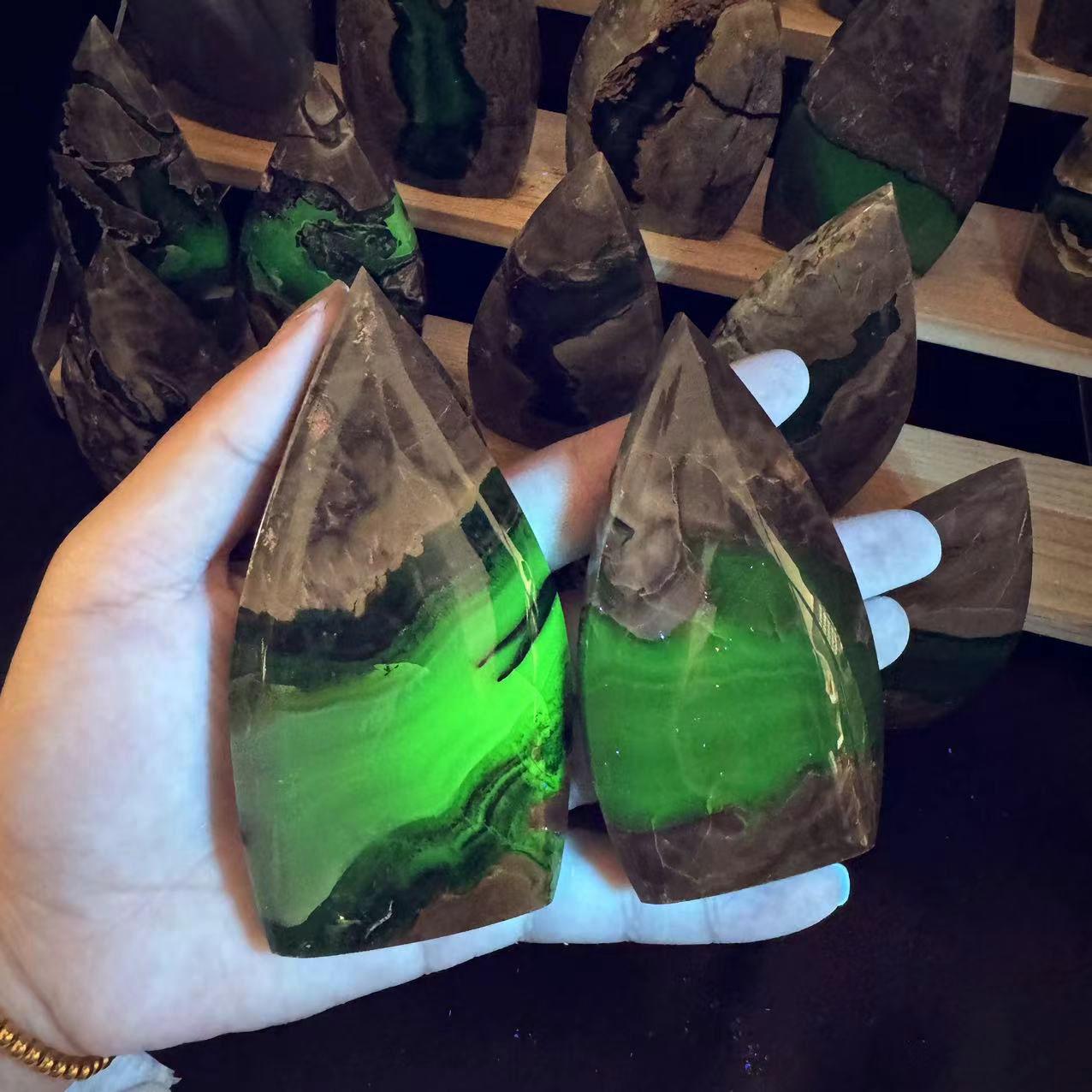 Factory Price Healing Stone Crystal Ornament Fluorescence Agate Ornament for Healing One Size