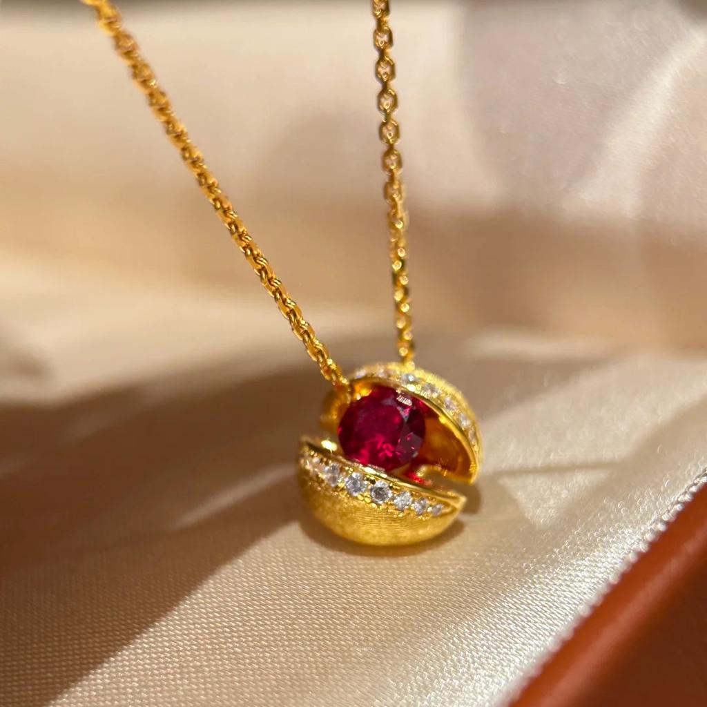 2026 Φωτεινό Πολυτελές Κρεμαστό με Κόκκινο Διαμάντι και Βουρτσισμένο Χειροποίητο Κόκκινο Κορούνδιο, Γυναικείο Κολιέ με Ανάρτηση Advanced Sense, με Αίμα Πλανήτη, Γυναικείο