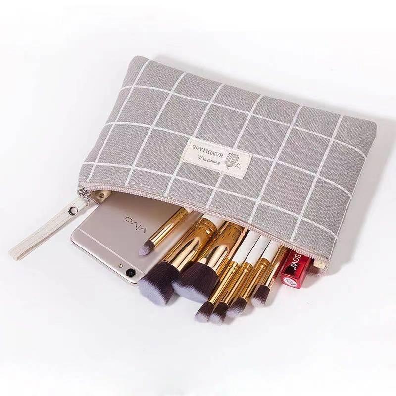 Spacious Cosmetic Bag: Stylish, Convenient Makeup & Travel Organizer