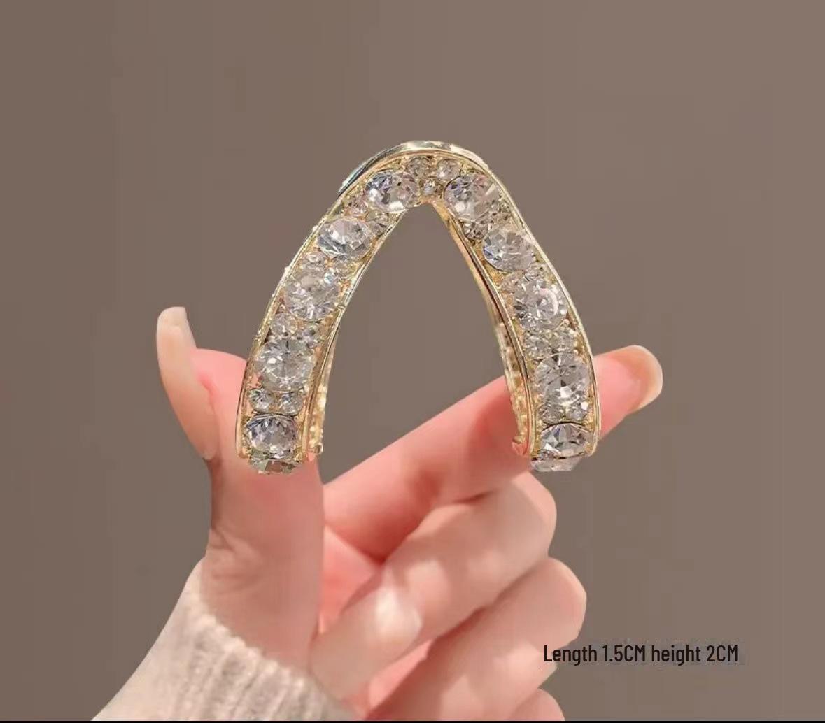 

Модна V-подібна шпилька 2024 року: Жіноча зачіска для короткого волосся з високим хвостом