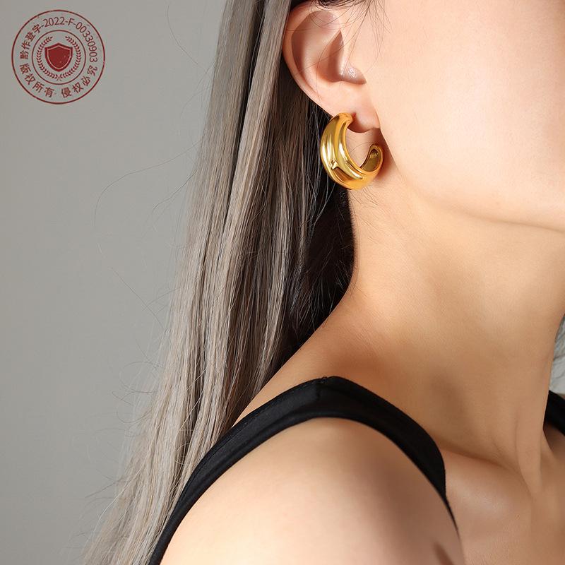 Minimalist C-Shaped Textured Earrings: Titanium Steel Plated 18K Gold - European & American Style for Autumn/Winter (F229)