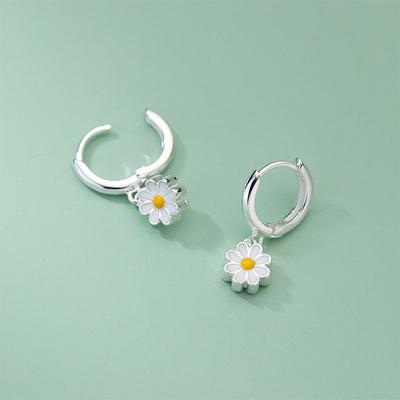 Mori Simple Small Daisy Ear Buckle Female Sweet Small Fresh Temperament Literary Flower Niche Student Versatile Ear Jewelry